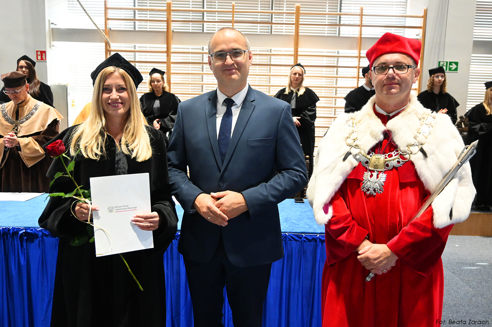 Dr Kinga Humińska-Lisowska (pierwsza z lewej) podczas inauguracji roku akademickiego w Akademii Wychowania Fizycznego i Sportu w Gdańsku, w obecności wicewojewody pomorskiego Emila Rojka oraz rektora AWFiS, prof. Pawła Cięszczyka