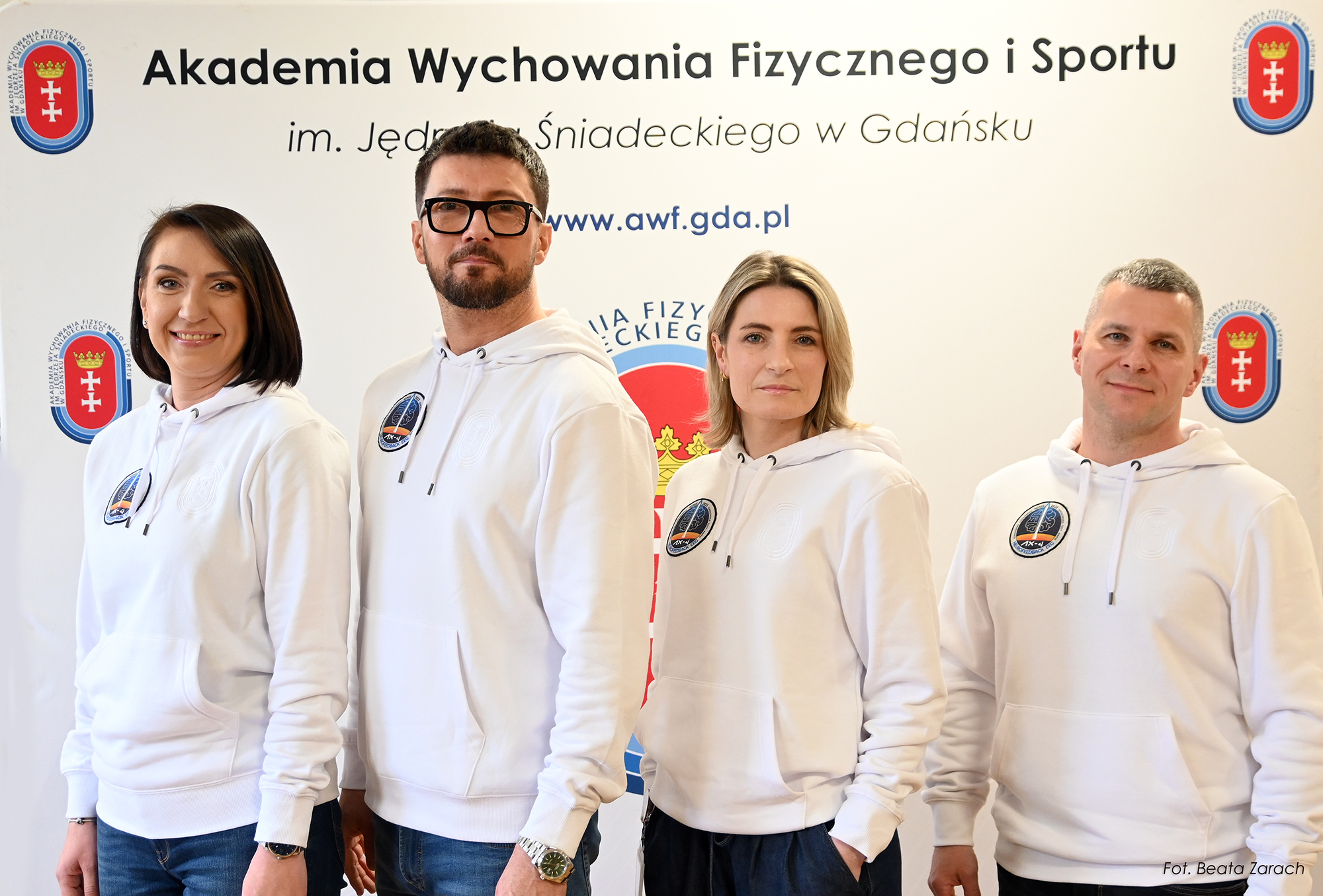 Zespół eksperymentu „Neurofeedback EEG” w ramach pierwszej misji naukowo-technicznej IGNIS na Międzynarodowej Stacji Kosmicznej (ISS). Od lewej: dr hab. Inna Sokołowska, prof. AWFiS; dr hab. Marcin Dornowski, prof. AWFiS (kierownik i autor projektu); dr Milena Lachowicz; dr Tomasz Szot.