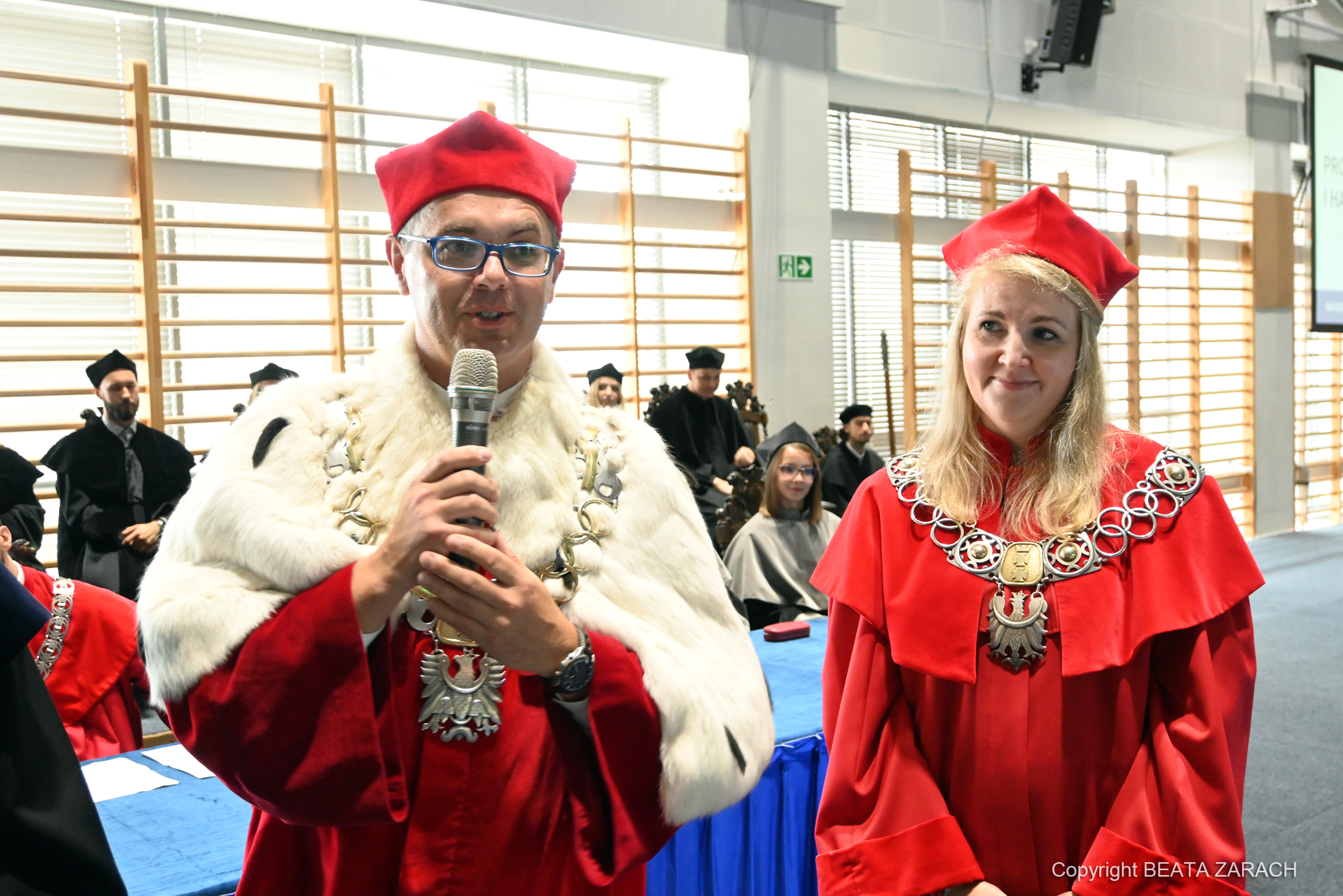 Prof. Agnieszka Maciejewska-Skrendo obok rektora AWFiS, prof. Pawła Cięszczyka, podczas inauguracji roku akademickiego AWFiS.